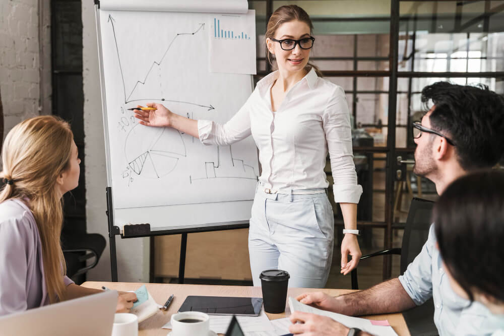 Frau in weißen Klamotten bei einem Business Training